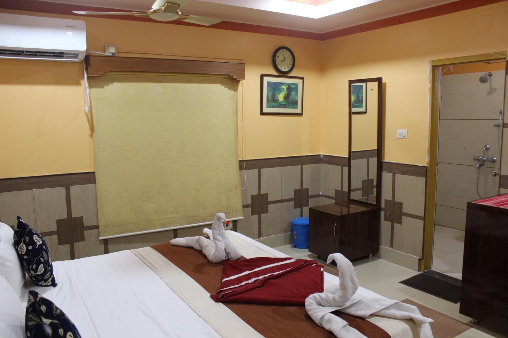 Gokul Plaza Hotel Bhubaneswar Buitenkant foto
