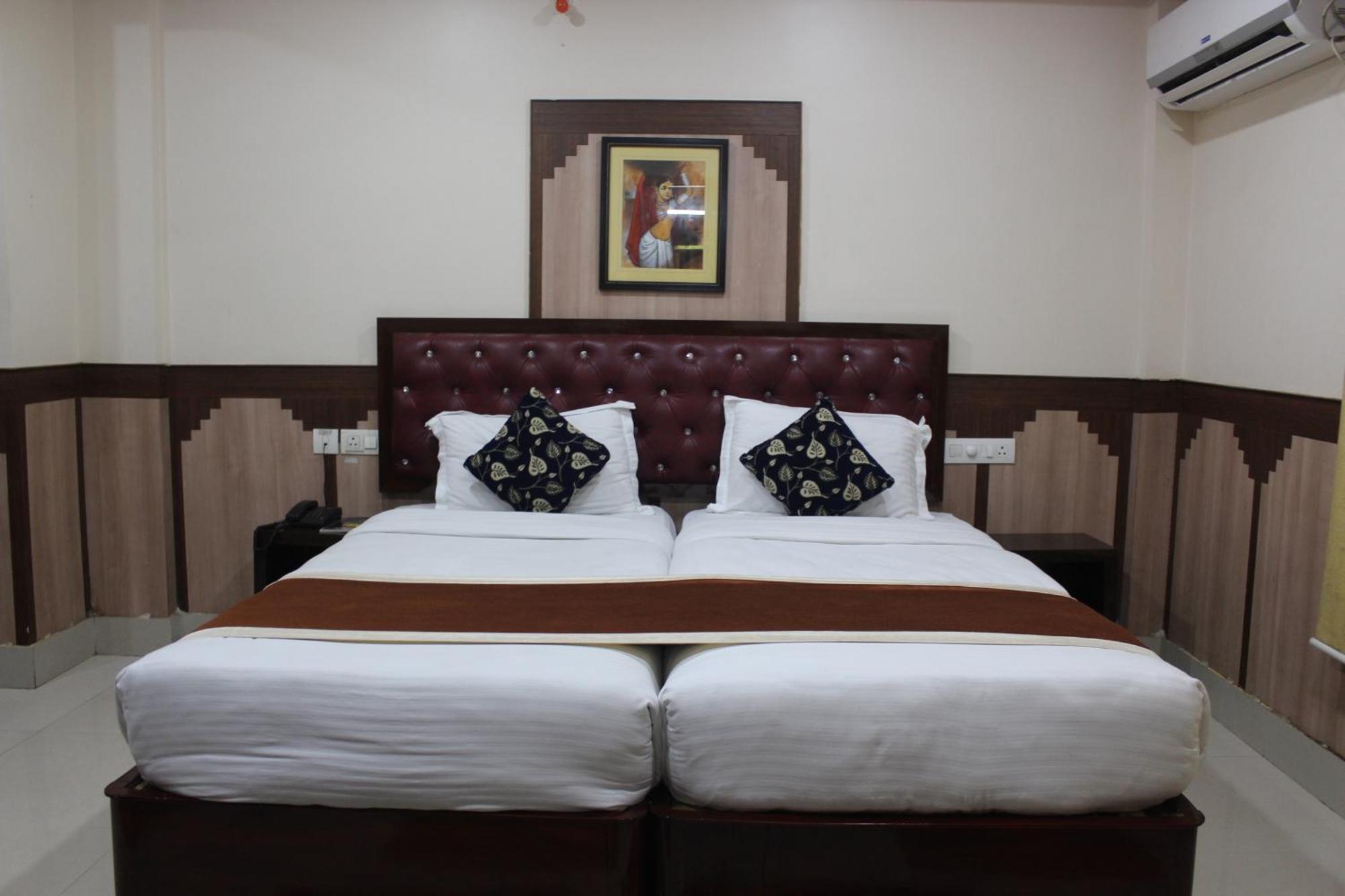 Gokul Plaza Hotel Bhubaneswar Buitenkant foto